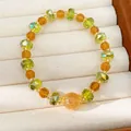 Bracelet en perles de verre avec perles facettées ambre et vert tilleul sur un plateau à bijoux - Bracelet en Perles (HB7113) / Vert/Café