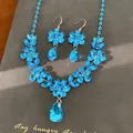 Nahaufnahme des blauen Zirkon-Blumenschmucksets mit Tropfenanhänger und Ohrringen. - Ohrring-Haken & Halskette Set / Blau
