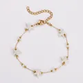 Vergoldetes Edelstahlarmband mit weißen Seestern-Anhängern und eleganten Perlen - Armband / Weiß