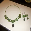 Elegantes Schmuckset mit grünen Zirkonia-Blüten und Wassertropfen-Anhänger - Ohrring-Haken & Halskette Set / Grün