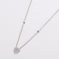 Detail van zilveren roestvrijstalen ketting met hol blad hangertje en strass-steentjes - Rond Blad / Staalkleur