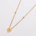 Detail van vergulde roestvrijstalen ketting met hol bladhanger en kristallen accenten - Rond Blad / Goud