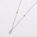 Detailoverzicht van roestvrijstalen ketting met opengewerkt blad en kleine steentjes - Puntig Blad / Staalkleur