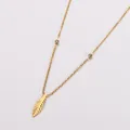 Detailweergave van de 18K vergulde roestvrijstalen ketting met holle blad hanger - Puntig Blad / Goud