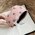 Primer plano detallado de la diadema de tela rosa con tachuelas de estrellas - Diadema-Rosa