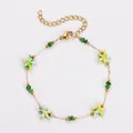 Charmantes goldenes Edelstahlarmband mit bunten Seesternen und kleinen grünen Perlen - Armband / Gelb und Grün Gemischt