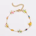 Goldenes Edelstahlarmband mit bunten Seesternen und lebhaften Perlen - Armband / bunt