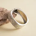 Detailweergave van zilveren vierkante armband met gerimpelde textuur voor dames - Zilver