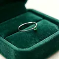 Nahaufnahme eines 1mm dünnen Titanstahlrings mit grünem Zirkon in einer Vier-Krallen-Fassung. - Größe 5 / Silber-Grüner Zirkonia