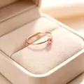 Detailansicht eines feinen 1mm Titanstahlrings mit funkelndem rosa Zirkonia-Stein - Größe 5 / Roségold-Rosa Strass
