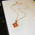 Vue détaillée d'un collier pendentif fleur exquis plaqué or 24 carats - Collier / Or-Rouge