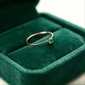 Detailaufnahme eines 1mm dünnen roségoldenen Rings mit grünem Edelstein in einer Box - Größe 5 / 1mm Ultradünnes Schlichtes Band / Roségold-Grüner Zirkonia