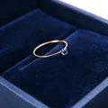 Detaillierte Ansicht eines 1mm dünnen Roségoldrings mit blauem Zirkonia in Samtbox - Größe 5 / 1mm Ultradünnes Schlichtes Band / Roségold-Blauer Zirkonia