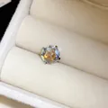 Vue macro d'une boucle d'oreille en cristal irisé avec serti à griffes pour femme - 8mm / Couleur AB