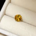 Vue rapprochée d'une boucle d'oreille à tige avec pierre précieuse jaune à facettes. - 8mm / Jaune