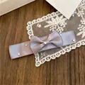 Nahaufnahme einer eleganten lavendelfarbenen Satinschleifen-Haarklammer mit Strasssteinen - Entenschnabel-Clips / Entenschnabel-Clip - Hellviolett