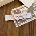Detailansicht der rosa Satinschleifen-Haarspange mit funkelndem Strassbesatz - Entenschnabel-Clips / Entenschnabel-Clip-Rosa