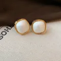 Nahaufnahme von quadratischen Ohrsteckern mit 18K Vergoldung und Baumwollperlen. - Quadrat-Stil (5#) / Gold