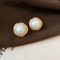 Detailansicht eleganter 18K vergoldeter Ohrringe mit weißen Baumwollperlen-Struktur - Spiralrunder Stil (6#) / Gold