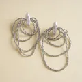 Dettaglio orecchini a frangia con perle di vetro grigie e perle barocche - Grigio Bianco Argento