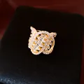 Détail en gros plan d'une bague ovale dorée ornée de pavés en zircone étincelants. - Bague Ouverte Ovale Géométrique Torsadée / Or