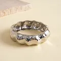 Close-up detail van de onregelmatige gehamerde textuur op een zilveren armband. - Brede Gerimpelde Stijl / Zilver