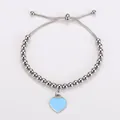 Detailansicht des silbernen Edelstahl-Perlenarmbands mit einem hellblauen Herzanhänger - Blau & Silber