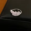 Macro-opname van een zilveren verstelbare ring met druppelvormige zirkonia steentjes - Zilver