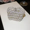 Gros plan détaillé d'un bracelet en perles tissées à la main avec fermoir argenté élégant - Bracelet-Blanc