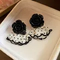 Süße schwarze Ohrringe aus Harzrosen mit gepunktetem Stoff und elegantem Spitzenbesatz - Schwarz und Weiß Polka Dot