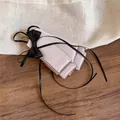 Eleganter hellrosa Stoff-Haarclip mit stilvoller schwarzer Schleife und zarten Strass-Akzenten - Twist Clip / Grau-Schwarz