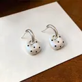 Gros plan détaillé de boucles d'oreilles en argent avec pendentifs à pois blancs et noirs - Tige en Argent-Couleur Argent-Blanc-Carré