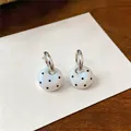 Détail des boucles d'oreilles rondes à pois blancs avec anneaux argentés fins. - Tige en Argent-Couleur Argent-Blanc-Rond