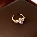 Détail d'une bague ouverte plaquée or 18 carats avec zircons ovales et marquises - Or
