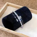 Detailansicht eines eleganten mehrlagigen Silber-Zirkonia-Armbands auf schwarzem Samtkissen - Koreanischer Mehrschichtiger Zirkonia Quadratischer Offener Armreif (1) / Silber