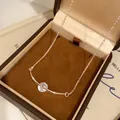 Elegante silberne Halskette mit gebogenem Stab und rundem Zirkonia-Steinanhänger - Silber