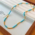 Détail du collier de perles turquoise plaqué or 18K dans un plateau à bijoux vintage. - Collier / Or-Bleu