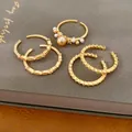 Detailansicht eines 5-teiligen, 18 Karat vergoldeten Ring-Sets mit Perlen und Zirkonia - 5-teiliges Set / Gold