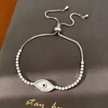 Detailweergave van zilverkleurige evil eye armband met witte schelp en zirkoniasteentjes - Evil Eye Stijl(1#)