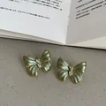 Vue détaillée de boucles d'oreilles papillon vert vintage plaquées or 14 carats avec cristal. - Boucles d'Oreilles Clous Papillon (Style 3) / Vert