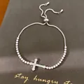 Gedetailleerd overzicht van zilveren kruisarmband met zirkonia en verstelbare sluiting - Kruis Stijl (4#)