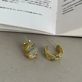 Vue détaillée des boucles d'oreilles papillon plaquées or 14 carats avec émail vert - Boucles d'Oreilles Créoles Papillon (Style 1) / Vert