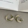 Détail macro de boucles d'oreilles torsadées plaquées or 14k avec émail vert et perles. - Boucles d'Oreilles en C avec Perles (Style 6) / Vert