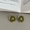 Gros plan de boucles d'oreilles fleur verte vintage plaqué or 14k avec centre cristal - Boucles d'Oreilles Clous Camélia (Style 5) / Vert