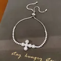Detailweergave van een verstelbare zilveren kruisarmband met fonkelende zirkonia's. - Religieuze Kruis Stijl (8#)