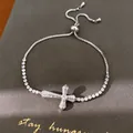 Gedetailleerde macro-weergave van zilveren verstelbare tennisarmband met CZ-kruis - Kruisstijl (9#)