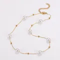 Elegante Detailansicht der vergoldeten Edelstahlkette mit Perlen und Goldperlen. - Halskette / Gold