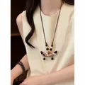 Collier ethnique en perles de bois avec un pendentif unique en forme de cosse - Chaîne de Pull Pendentif Pois / Café-Rose-Violet