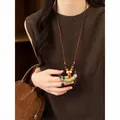 Collier ethnique fait main en perles de bois avec pendentif pois coloré au style vintage - Chaîne de Pull Pendentif Pois / Café-Vert