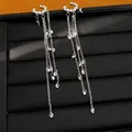 Nahaufnahme von eleganten silbernen Quasten-Ohrclips mit weißen Perlen und Sternanhängern - Perlenbesetzter Stern-Quasten-Stil (HE35620) / Silber